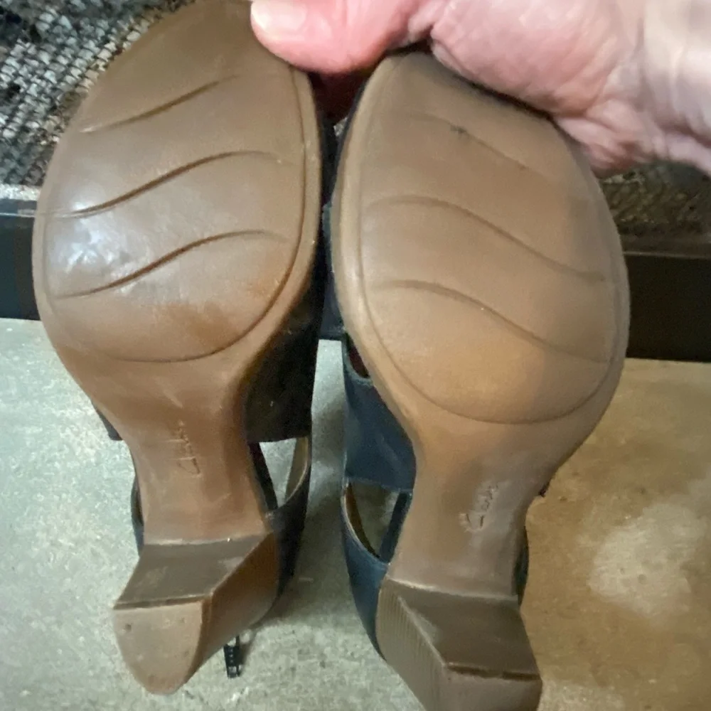 Clarks Chic Black  Leather Women's Cutout Heels memory foam size 8 - Picture 8 of 10